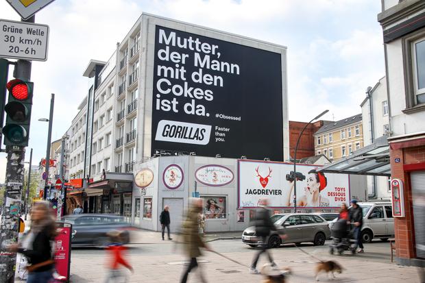 Large-format Gorillas billboard in Hamburg: 'Mutter, der Mann mit den Cokes ist da.' with GORILLAS logo